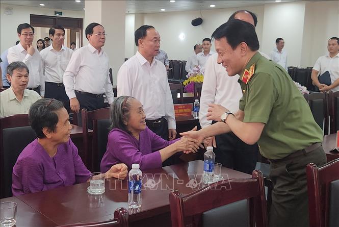Đại tướng Lương Tam Quang thăm hỏi người có công tại Trung tâm Chăm sóc và Điều dưỡng người có công tỉnh Gia Lai. Ảnh: Sỹ Thắng - TTXVN