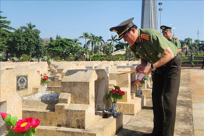 Đại tướng Lương Tam Quang thắp hương trên các mộ liệt sĩ tại Nghĩa trang liệt sĩ Quy Nhơn. Ảnh: Sỹ Thắng-TTXVN
