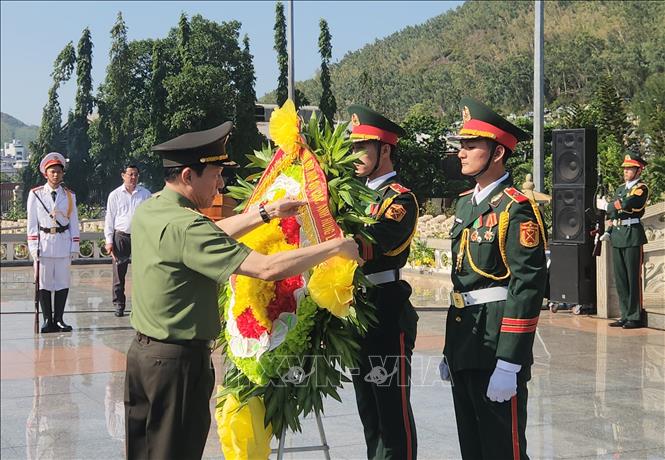 Đại tướng Lương Tam Quang viếng các anh hùng liệt sĩ tại Nghĩa trang liệt sĩ Quy Nhơn. Ảnh: Sỹ Thắng-TTXVN