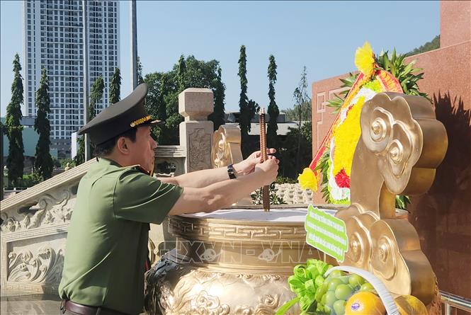 Đại tướng Lương Tam Quang viếng các anh hùng liệt sĩ tại Nghĩa trang liệt sĩ Quy Nhơn. Ảnh: Sỹ Thắng-TTXVN