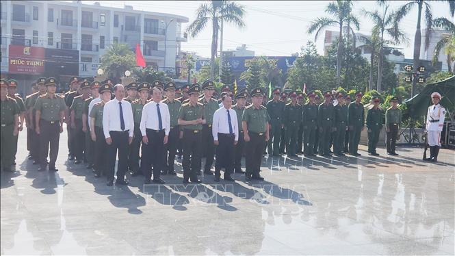 Đại tướng Lương Tam Quang viếng các anh hùng liệt sĩ tại Nghĩa trang liệt sĩ Quy Nhơn. Ảnh: Sỹ Thắng - TTXVN