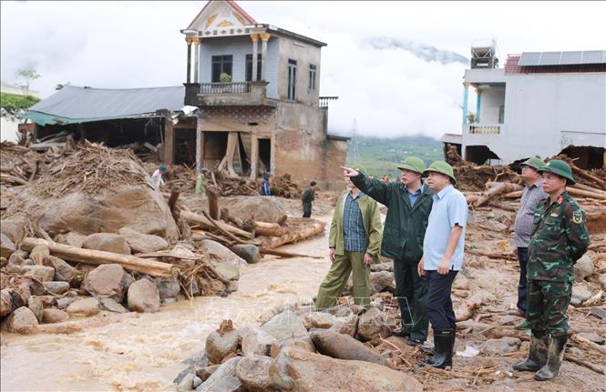 Chủ tịch UBND tỉnh Lai Châu trao đổi với Thứ trưởng Nguyễn Hoàng Hiệp cùng đoàn nơi xã ra lũ ống, lũ quét tại xã Mường Than tỉnh Lai Châu. Ảnh: Quý Trung – TTXVN