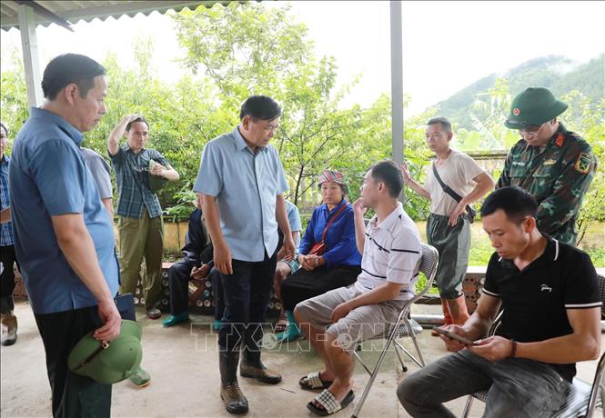 Thứ trưởng Nguyễn Hoàng Hiệp thăm hỏi người dân có vợ bị lũ cuốn trôi và mất hết tài sản cùng nhà cửa tại xã Mường Than, tỉnh Lai Châu. Ảnh: Quý Trung – TTXVN