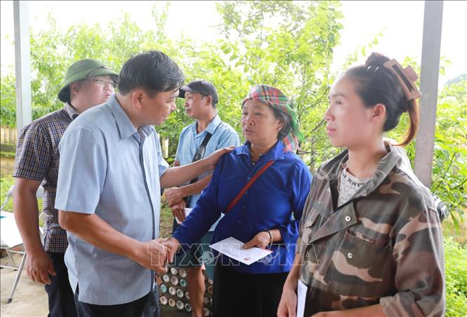 Thứ trưởng Nguyễn Hoàng Hiệp thăm hỏi, tặng quà cho người dân bị lũ ống, lũ quét gây ra mất hết tài sản cùng nhà cửa tại xã Mường Than, tỉnh Lai Châu. Ảnh: Quý Trung – TTXVN