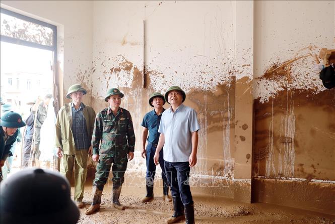 Thứ trưởng Nguyễn Hoàng Hiệp cùng đoàn công tác kiểm tra một số nhà dân bị thiệt hại nặng nề về tài sản do lũ ống, lũ quét gây ra tại xã Mường Than, tỉnh Lai Châu. Ảnh: Quý Trung – TTXVN