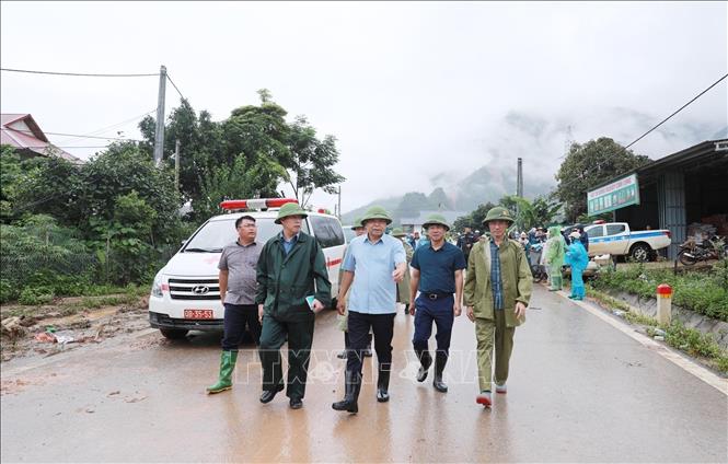 Thứ trưởng Nguyễn Hoàng Hiệp cùng đoàn đi kiểm tra thực địa và chỉ đạo công tác khắc phục hậu quả thiên tai do lũ ống, lũ quét gây ra tại xã Mường Than, tỉnh Lai Châu. Ảnh: Quý Trung – TTXVN