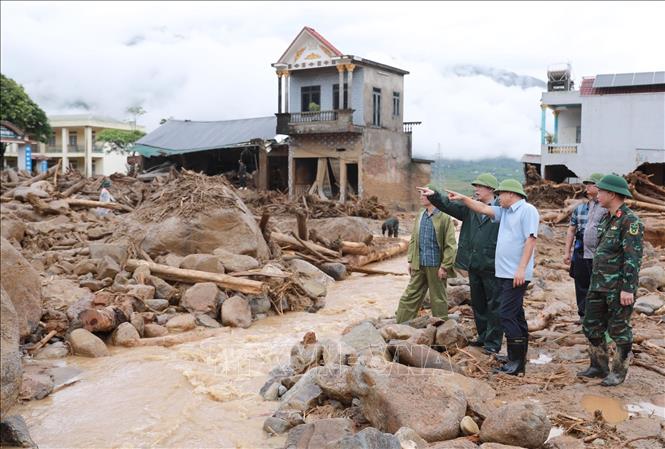Chủ tịch UBND tỉnh Lai Châu trao đổi với Thứ trưởng Nguyễn Hoàng Hiệp cùng đoàn về địa bàn nơi bị lũ ống, lũ quét gây ra. Ảnh: Quý Trung – TTXVN