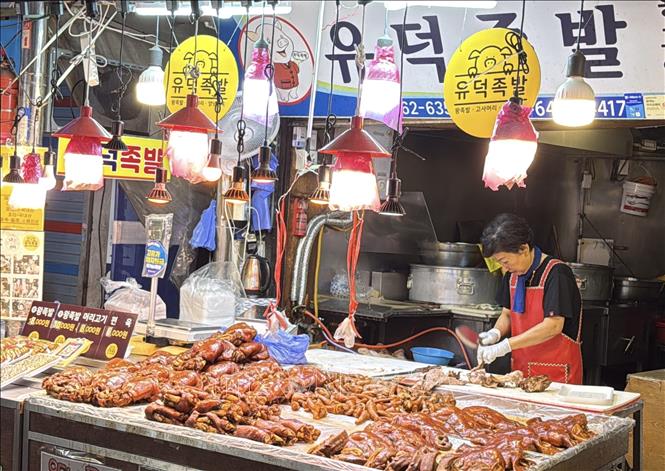 Quầy bán jokbal (chân giò heo hầm) tại khu chợ Cheongnyangni, nơi cung cấp đa dạng các mặt hàng thực phẩm phục vụ nhu cầu tiêu dùng của người dân Seoul. Jokbal là một trong những món ăn phổ biến của ẩm thực Hàn Quốc.Ảnh: Nhật Hưng (PV TTXVN tại Hàn Quốc)