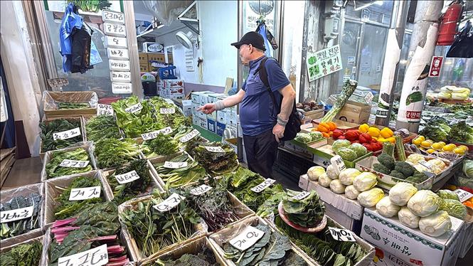 Rau xanh và các loại nông sản được bày bán tại khu chợ Cheongnyangni, quần thể chợ truyền thống đóng vai trò quan trọng trong hệ thống cung ứng thực phẩm của thủ đô Seoul.