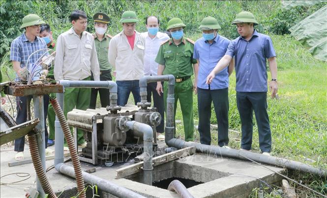 Ông Cao Văn Cường, Phó Chủ tịch UBND tỉnh Thanh Hóa kiểm tra hiện trường vụ tai nạn lao động khiến 5 người tử vong và 2 người bị thương tại trang trại Công ty TNHH DABACO Thanh Hóa. Ảnh: TTXVN phát