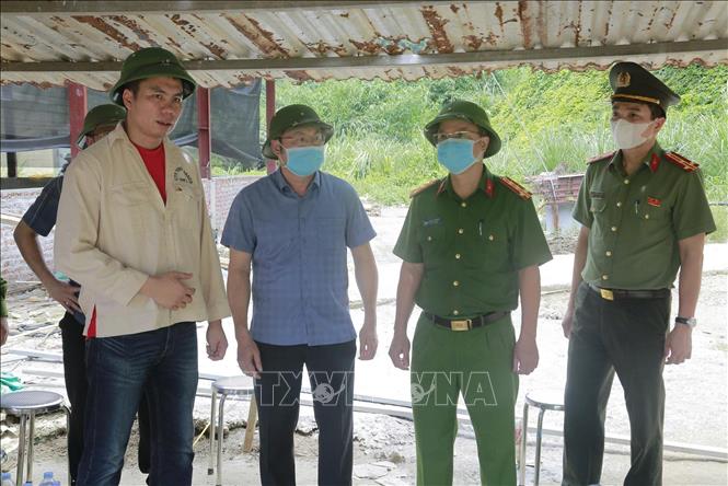 Ông Cao Văn Cường, Phó Chủ tịch UBND tỉnh Thanh Hóa kiểm tra hiện trường vụ tai nạn lao động khiến 5 người tử vong và 2 người bị thương tại trang trại Công ty TNHH DABACO Thanh Hóa. Ảnh: TTXVN phát