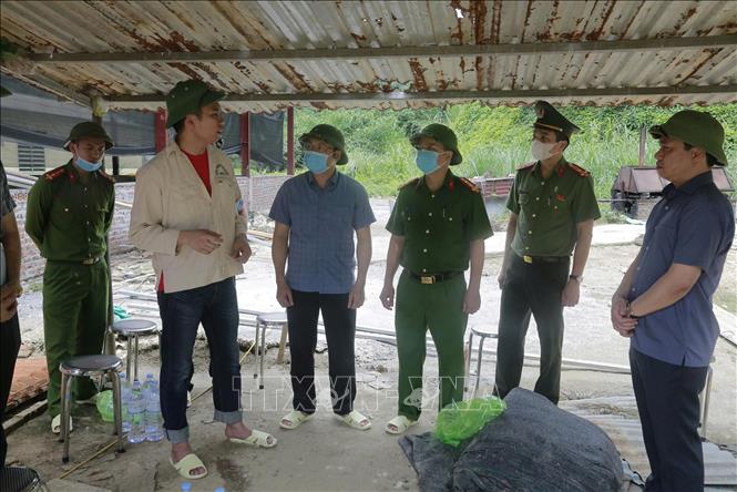 Ông Cao Văn Cường, Phó Chủ tịch UBND tỉnh Thanh Hóa kiểm tra hiện trường vụ tai nạn lao động khiến 5 người tử vong và 2 người bị thương tại trang trại Công ty TNHH DABACO Thanh Hóa. Ảnh: TTXVN phát