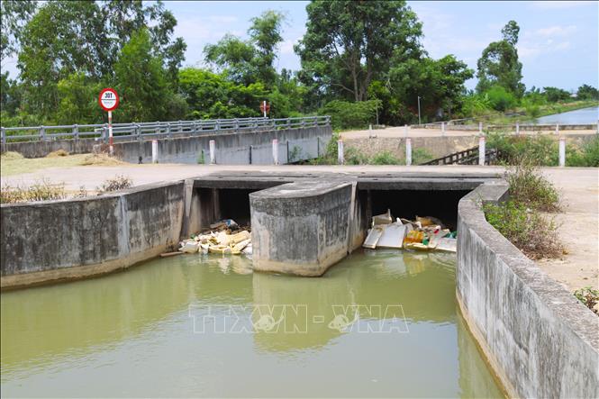 Nhiều loại rác khó phân hủy như nhựa, xốp và bao bì nổi lềnh bềnh trên mặt nước trong cống tạo áp lực lớn đối với công tác bảo vệ môi trường và duy trì dòng chảy. Ảnh: Xuân Tiến - TTXVN 