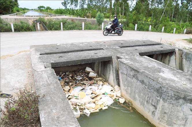 Những tảng rác gồm vô số chai nhựa, bao tải, mảng xốp vỡ và nhiều loại rác sinh hoạt ùn ứ trước cửa cống trên sông Đào sau thời gian dài không được thu gom, xử lý triệt để gây mất mỹ quan, ô nhiễm môi trường, nguồn nước và ảnh hưởng đến công tác vận hành công trình thủy lợi. Ảnh: Xuân Tiến - TTXVN 