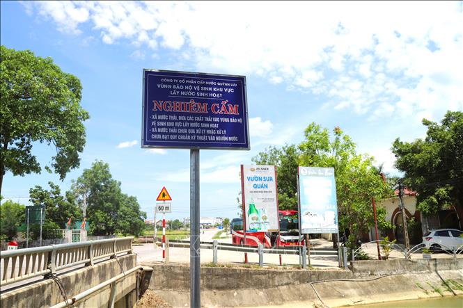 Trên sông Đào có những đoạn tuyến đã được cảnh báo khoanh vùng bảo hộ vệ sinh khu vực để lấy nước sinh hoạt cho người dân vùng hạ lưu. Ảnh: Xuân Tiến - TTXVN 
