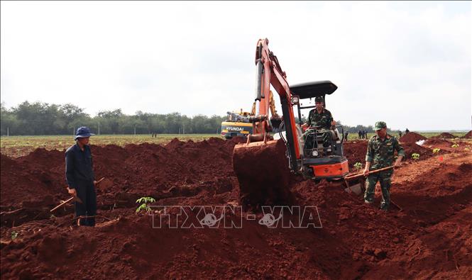 Để phục vụ công tác tìm kiếm, Ban Chỉ đạo 515 thành phố Đồng Nai tiếp tục phát đi thông báo khẩn thiết tìm nhân chứng. Ảnh: Đậu Tất Thành - TTXVN.