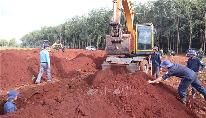 Tại các vị trí nghi có hài cốt, cán bộ, chiến sĩ tiến hành đào sâu khoảng 1,2 m để rà soát từng lớp đất.  Ảnh: Đậu Tất Thành - TTXVN.