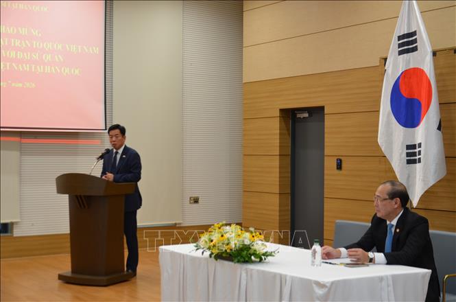 Đại sứ Việt Nam tại Hàn Quốc Vũ Hồ thông tin với Đoàn về công tác về cộng đồng người Việt Nam trên địa bàn. Ảnh: Trường Giang – P/v TTXVN tại Hàn Quốc