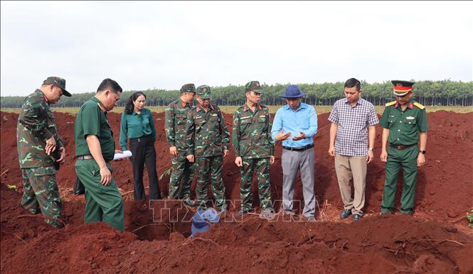 Bộ Chỉ huy quân sự thành phố Đồng Nai đã huy động tối đa nhân lực, phương tiện, tổ chức chia ca, chia kíp làm việc liên tục cả ngày lẫn đêm để mở rộng phạm vi tìm kiếm, phấn đấu sớm quy tập các hài cốt liệt sĩ, đưa về an táng trang trọng tại nghĩa trang liệt sĩ. Ảnh: Đậu Tất Thành - TTXVN.