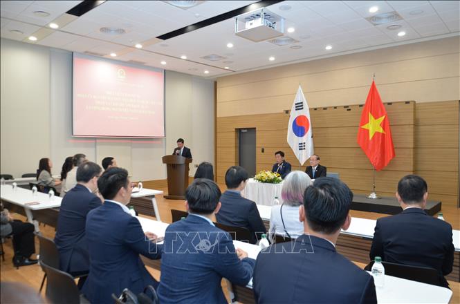 Phó Chủ tịch UBTƯ MTTQ Việt Nam Hoàng Công Thuỷ gặp gỡ cộng đồng người Việt tại Hàn Quốc tại Trụ sở Đại sứ quán. (Ảnh: Trường Giang – P/v TTXVN tại Hàn Quốc)