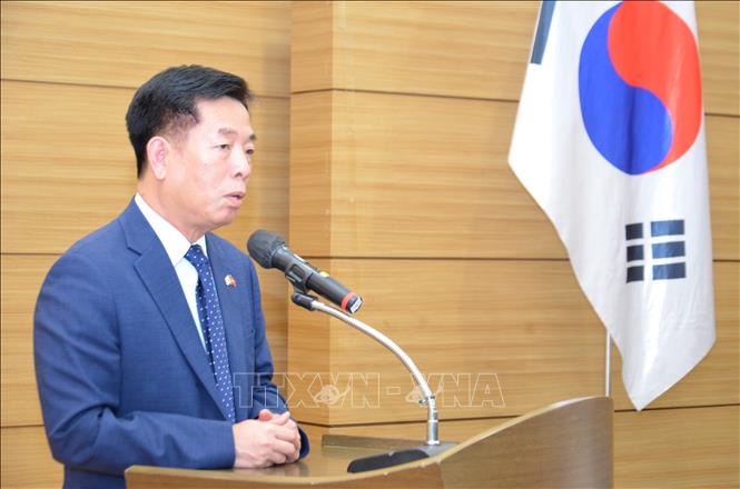 Đại sứ Việt Nam tại Hàn Quốc Vũ Hồ thông tin với Đoàn về công tác đối với cộng đồng người Việt Nam trên địa bàn. (Ảnh: Trường Giang – P/v TTXVN tại Hàn Quốc)