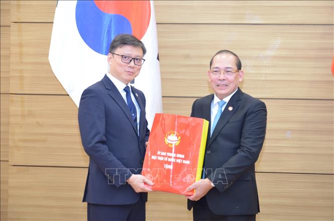Phó Chủ tịch UBTƯ MTTQ Việt Nam Hoàng Công Thuỷ trao tặng sách tiếng Việt cho Tổng hội Người Việt Nam tại Hàn Quốc. (Ảnh: Trường Giang – P/v TTXVN tại Hàn Quốc)