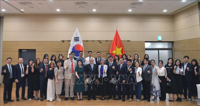 Phó Chủ tịch UBTƯ MTTQ Việt Nam Hoàng Công Thuỷ chụp ảnh lưu niệm với đại diện các cơ quan đại diện và cộng đồng người Việt Nam tại Hàn Quốc. (Ảnh: Trường Giang – P/v TTXVN tại Hàn Quốc)