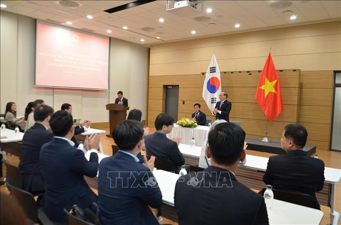 Phó Chủ tịch UBTƯ MTTQ Việt Nam Hoàng Công Thuỷ gặp gỡ cộng đồng người Việt tại Hàn Quốc tại Trụ sở Đại sứ quán. (Ảnh: Trường Giang – P/v TTXVN tại Hàn Quốc)