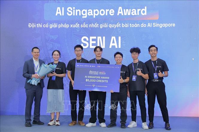 Tiến sĩ William Tjhi, Trưởng bộ phận Sản phẩm AI của AI Singapore (AISG) trao tài trợ cho đội SenAI tại vòng Chung kết. Ảnh: Lê Đông - TTXVN