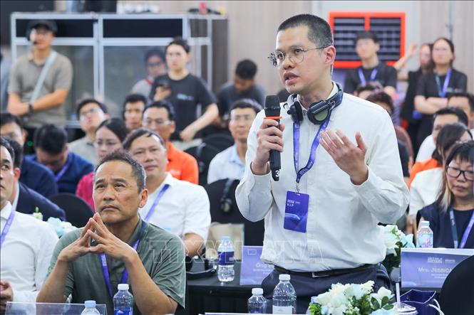 Tiến sĩ. William Tjhi, Trưởng bộ phận Sản phẩm AI của AI Singapore (AISG) đặt câu hỏi cho đội thi. Ảnh: Lê Đông - TTXVN