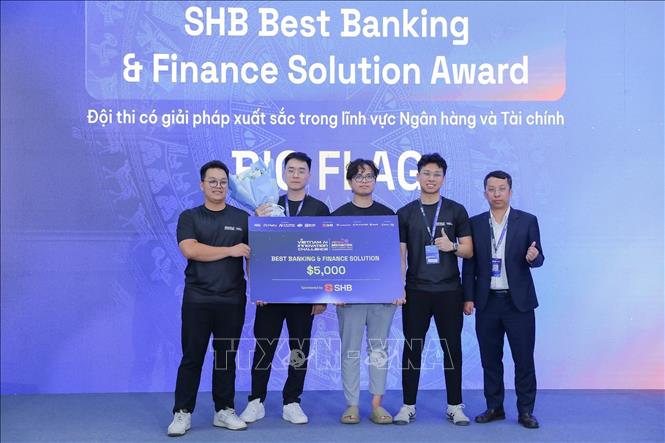 Ông Đào Ngọc Dũng, Giám đốc Công nghệ, Ngân hàng Thương mại và Cổ phần Sài Gòn - Hà Nội (SHB) trao tài trợ cho đội Big Flag tại vòng Chung kết. Ảnh: Lê Đông - TTXVN
