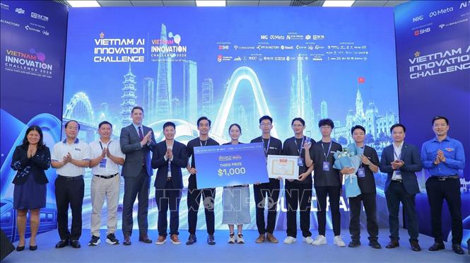 Ban tổ chức trao giải Ba cho đội SenAI tại Chung kết Vietnam AI Innovation Challenge 2026. Ảnh: Lê Đông - TTXVN