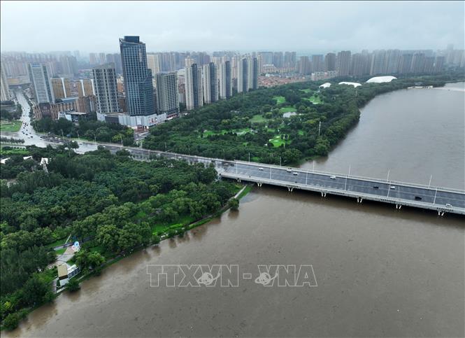 Mực nước sông dâng cao sau những trận mưa lớn tại tỉnh Liêu Ninh, Trung Quốc. Ảnh: THX/TTXVN phát