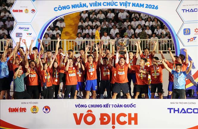 Đội bóng Công đoàn Ngân hàng Việt Nam cùng Cúp vô địch Giải Bóng đá công nhân, viên chức Việt Nam năm 2026. Ảnh: Trung Tuyến – TTXVN