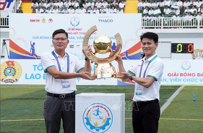 Ông Nguyễn Mạnh Kiên, Phó Trưởng Ban Quan hệ Lao động, Tổng Liên đoàn Lao động Việt Nam, Phó Trưởng ban Tổ chức giải đấu và Nhà báo Võ Hùng Thuật, Giám đốc Trung tâm Dịch vụ Truyền thông, Báo Điện tử Tuổi Trẻ, Phó Trưởng ban tổ chức giải đấu thực hiện nghi thức rước Cúp trước khi trận chung kết được diễn ra. Ảnh: Trung Tuyến – TTXVN