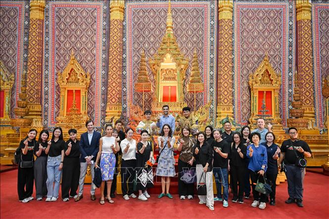 Các nghệ sĩ kịch múa mặt nạ Khon chụp ảnh cùng đoàn khách tham quan Trung tâm học tập “Tất cả về Khon” tại tỉnh Ayutthaya. Ảnh: Phạm Hải - PV TTXVN tại Thái Lan
