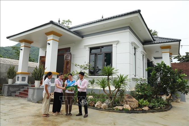 Được tiếp cận nguồn vốn ưu đãi vay Nhà ở xã hội, gia đình chị Linh đã thực hiện được ước mơ an cư với ngôi nhà mới khang trang, kiên cố. Ảnh: Khiếu Tư - TTXVN