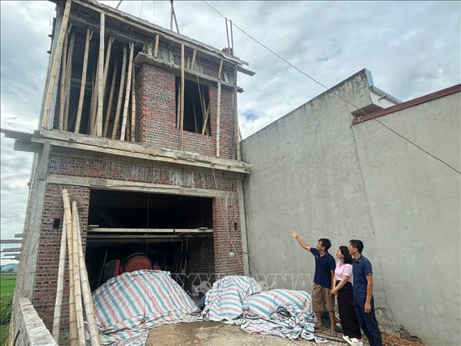 Thời hạn vay lên đến 25 năm cùng lãi suất ưu đãi, giúp gia đình anh Cương giảm áp lực tài chính, có điều kiện hoàn thiện ngôi nhà mới. Ảnh: Khiếu Tư - TTXVN


