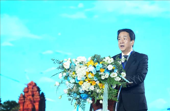 Ông Nguyễn Long Biên, Phó Chủ tịch Thường trực Ủy ban nhân dân tỉnh Khánh Hòa, Trưởng Ban tổ chức Festival Biển Khánh Hòa năm 2026 phát biểu bế mạc. Ảnh: Phan Sáu - TTXVN