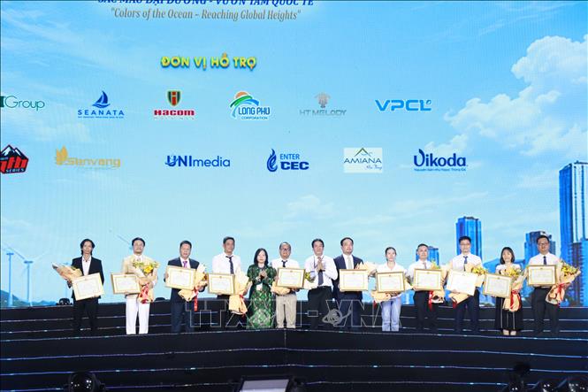 Ủy ban nhân dân tỉnh Khánh Hòa khen thưởng, vinh danh 28 doanh nghiệp đã có những đóng góp quan trọng, góp phần trực tiếp vào sự thành công của Festival Biển. Ảnh: Phan Sáu - TTXVN