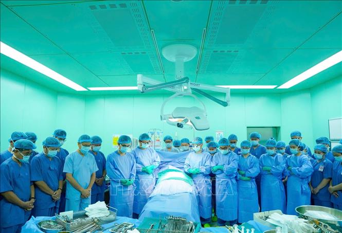 Các bác sĩ Bệnh viện Đại học Y dược Thành phố Hồ Chí Minh dành một phúc mặc niệm tri ân người hiến tạng. Ảnh: TTXVN phát