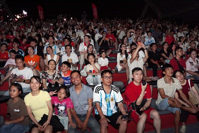 Những người hâm mộ đến từ sớm đã có vị trí thuận lợi để theo dõi các hoạt động của chương trình và chờ đón trận chung kết FIFA World Cup 2026. Ảnh: Trung Tuyến - TTXVN 