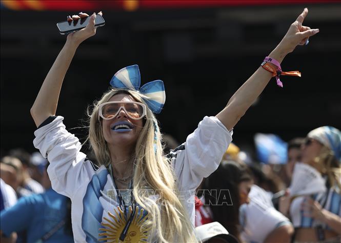 Cổ động viên Argentina cổ vũ đội nhà. Ảnh: THX/TTXVN phát