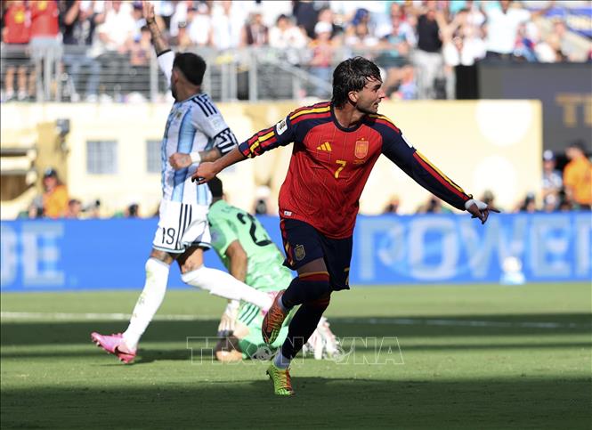 Khoảnh khắc bùng nổ của Ferran Torres! Người hùng Tây Ban Nha ăn mừng sau pha lập công làm tung lưới tuyển Argentina. Ảnh: THX/TTXVN