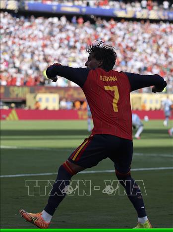 Khoảnh khắc bùng nổ của Ferran Torres! Người hùng Tây Ban Nha ăn mừng sau pha lập công làm tung lưới tuyển Argentina. Ảnh: THX/TTXVN phát