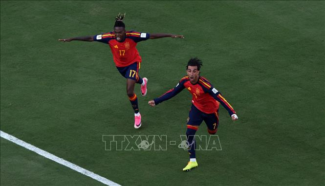 Ferran Torres (phải) cùng đồng đội bùng nổ cảm xúc sau bàn thắng quan trọng cho tuyển Tây Ban Nha. Ảnh: THX/TTXVN phát