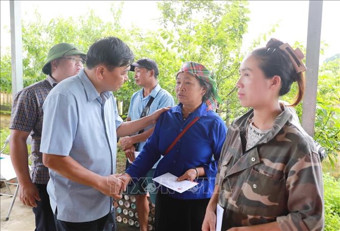 Thứ trưởng Nguyễn Hoàng Hiệp thăm hỏi, tặng quà cho người dân bị lũ ống, lũ quét gây ra mất hết tài sản cùng nhà cửa tại xã Mường Than, tỉnh Lai Châu. Ảnh: Quý Trung - TTXVN