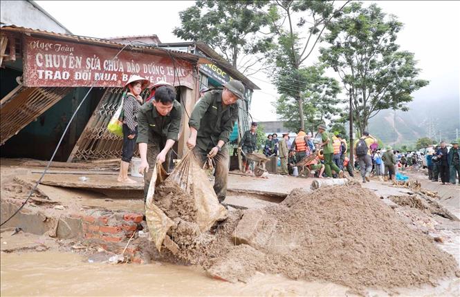  Lực lượng Công an hỗ trợ người dân Bản Chít nơi xảy ra lũ quét xã Mường Than, tỉnh Lai Châu khắc phục hậu quả. Ảnh: Quý Trung – TTXVN