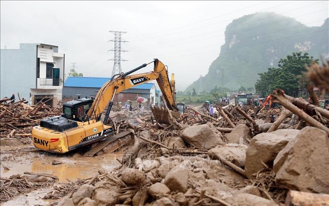 Hàng ngàn mét khối đất đá đổ tràn xuống Quốc lộ 32 đang được lực lượng chức năng nỗ lực xử lý. Ảnh: Quý Trung - TTXVN