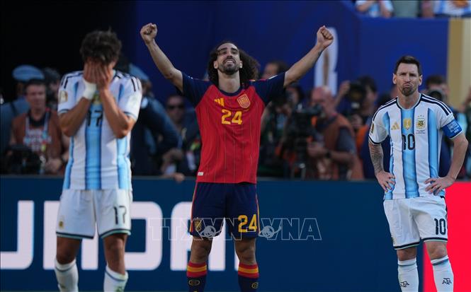 Hậu vệ Marc Cucurella của Tây Ban Nha ăn mừng chiến thắng của đội nhà trước tuyển Argentina. Ảnh: THX/TTXVN phát